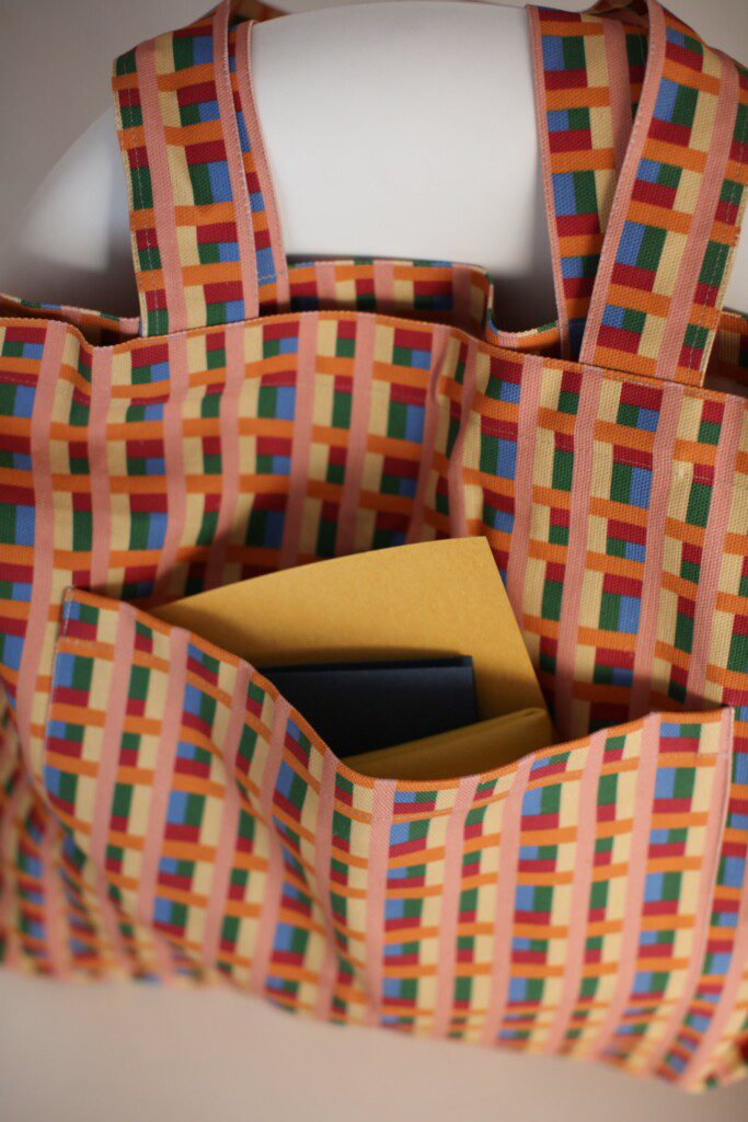 Beba za stolom – bag, detail