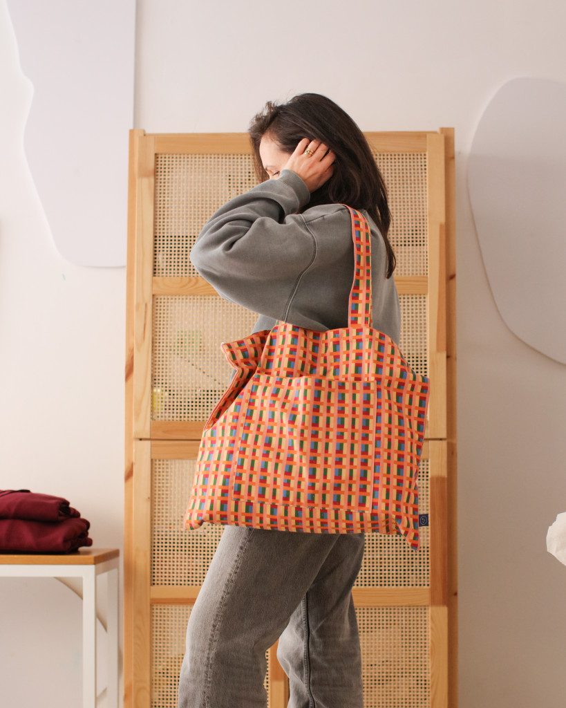 Beba za stolom – bag, worn