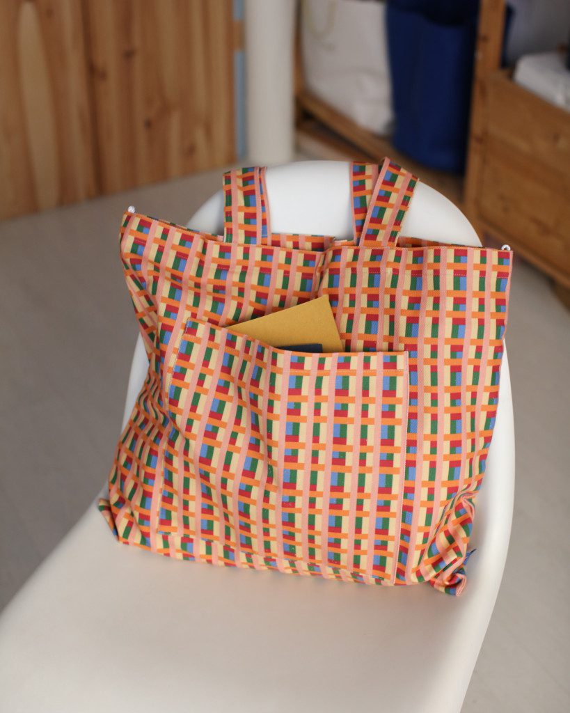 Beba za stolom – bag on a chair