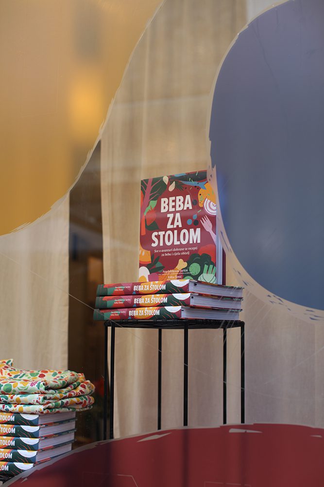 Dizajn za stolom – Beba za stolom